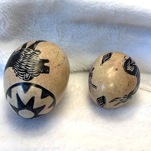 Vintage KENYA Hand Made Carved Smooth Stone Egg Etched & Painted Lion & Deer - Picture 3 of 6